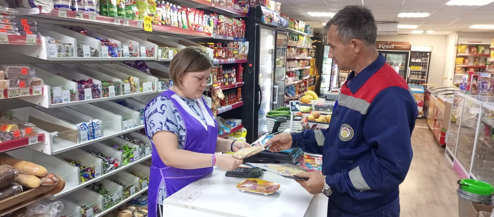 Профилактические беседы в магазинах провели пожарные.